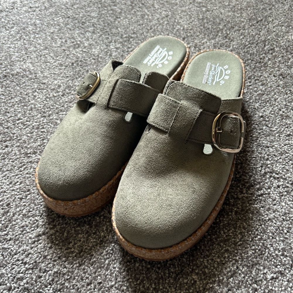 Like new suede clogs